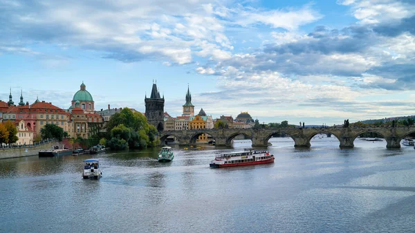 PRAG, CZECH REPUBLIC 29 EYLÜL 2019: Vltava nehri ve Charles Köprüsü ile Prag 'ın şehir manzarası                               