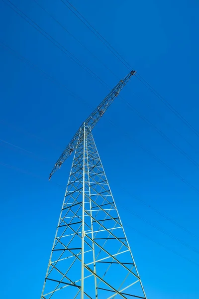 Πόλο Ισχύος Ένα Πεδίο Κάτω Από Έναν Θολό Γαλάζιο Ουρανό — Φωτογραφία Αρχείου