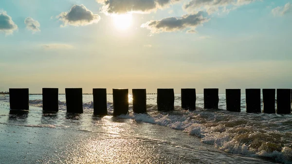 Breakwater Plaży Polskiego Morza Bałtyckiego Pobliżu Rewal Podświetleniu — Zdjęcie stockowe