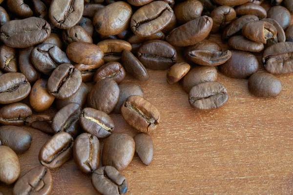 Gebrande Koffiebonen Een Keukentafel — Stockfoto