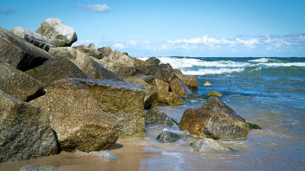 Stenblock Som Vågbrytare Stranden Niechorze Vid Polens Östersjökust — Stockfoto