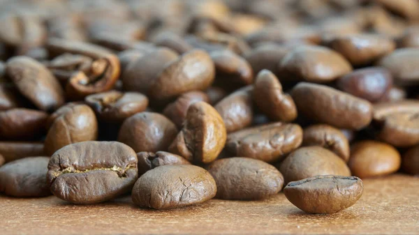 台所のテーブルの上で焙煎したコーヒー豆 — ストック写真