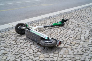 BERLİN, ALMANY 30 MAYIS 2020: Berlin 'in merkezindeki yol kenarında Lime şirketinin bir E-scooter' ı                               