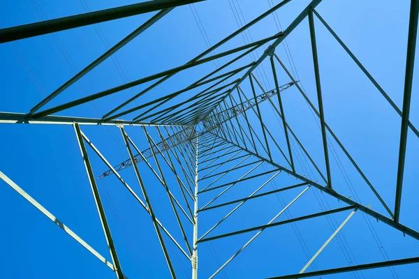 電柱と青い雲のない空の鋼構造 — ストック写真