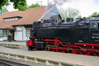 WERNIGERODE, GERMANY 23 MAYIS 2020: Wernigerode 'deki Brockenbahn İstasyonu' nda lokomotif ve vagonlar                               