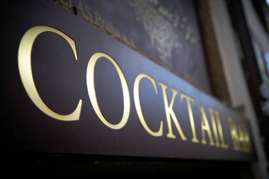  Prag 'ın eski bir kasabasındaki cephede Cocktailbar yazısıyla imzala                               