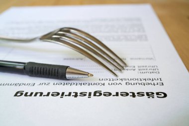 Corona salgını sırasında Almanya 'da bir restoranda konuk kayıt (Gaesteregistrierung) formu                             