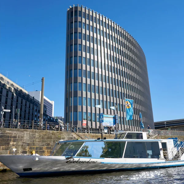 ベルリン ドイツ5月31 2020 ベルリンのリバースプレーの遊覧船 背景には近代的なオフィスビルSpredreieck — ストック写真