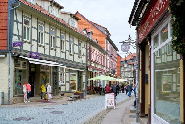 2020年5月23日ドイツ ヴェルニゲローデ ハルツ山脈の歴史ある旧市街の観光客でにぎわう商店街 — ストック写真