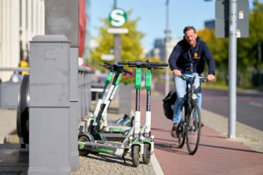 BERLİN, ALMANA 18 EPTEMBER 2020: Limon grubunun park edilmiş e-scooterları Berlin şehir merkezinde bisikletçiler için bir engeldir                               