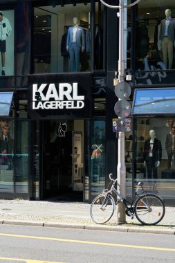BERLİN, GERÇEK 18 EYLÜL 2020: Berlin 'deki Friedrichstrae' de Karl Lagerfeld moda markasının dükkanı                                
