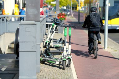 BERLİN, ALMANA 18 EPTEMBER 2020: Limon grubunun park edilmiş e-scooterları Berlin şehir merkezinde bisikletçiler için bir engeldir                               