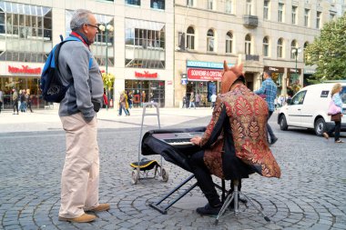 30 Eylül 2019: Prag 'da bir alışveriş caddesinde at kafası ve klavye ile sokak müzisyenini giydirdim.                               
