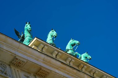 Berlin 'deki Brandenburg Kapısı' nda Quadriga Bulutsuz gökyüzü aşağıdan görüldü                               