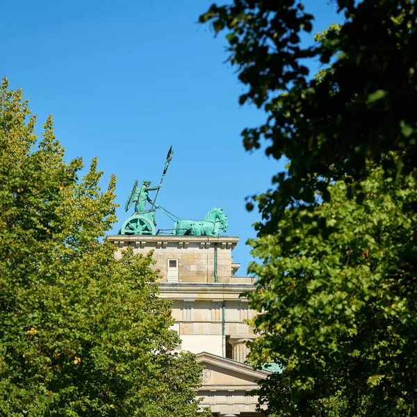 Quadriga Portão Brandemburgo Berlim Vista Através Uma Lacuna Entre Árvores — Fotografia de Stock