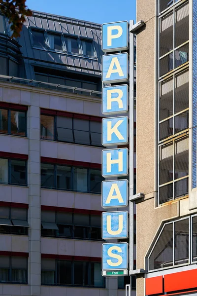 Berlin Merkezinde Bir Caddede Otopark — Stok fotoğraf