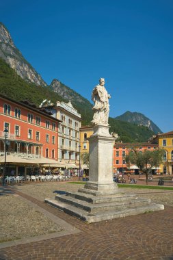   Riva del Garda, İtalya 11 Ağustos 2025: Nepomuk Aziz John Anıtı (1345-1393), 1729 'da İtalya' daki Garda Gölü 'ndeki Riva del Garda Limanı' nda kutsanmış bir şehit..                             