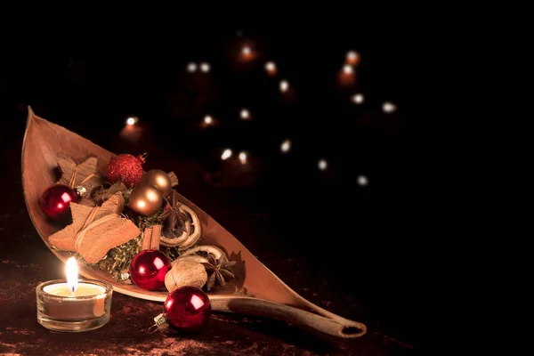 크리스마스 장식에 촛불을 — 스톡 사진