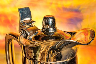 Renkli arka planda parlak kahve demliği