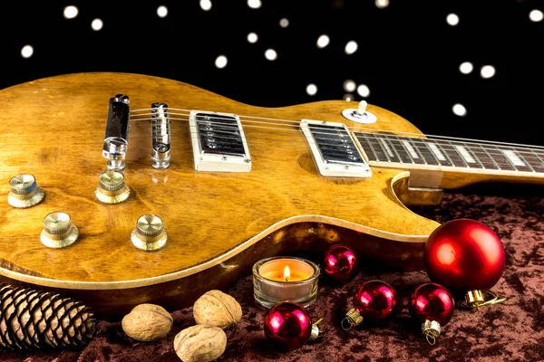 Guitare Jaune Avec Bougie Décorée Noël — Photo