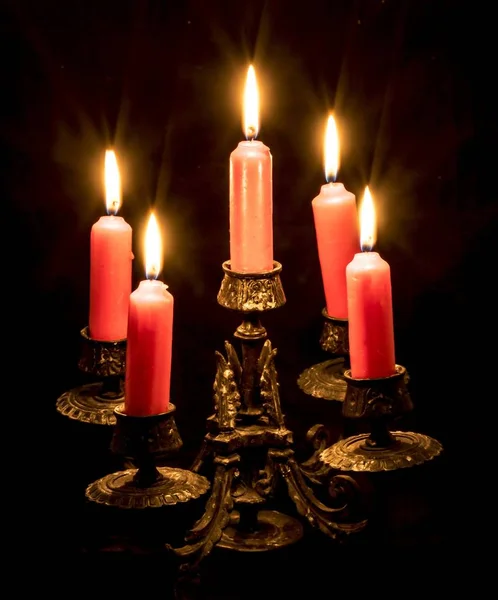 Candelabro Con Velas Rojas Ardientes —  Fotos de Stock