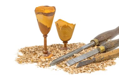 Beyaza izole edilmiş talaş ve aletle dekore edilmiş el yapımı ahşap kadehler.