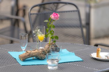 Partiden sonra - çiçek dekorasyon kullanılan gözlük ve plakaları ile bir veranda masada duruyor.