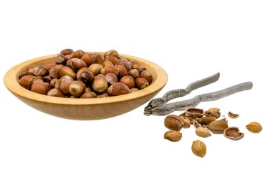 Fındıklı ahşap kase, fındık kıracağı ve beyaz fındık.