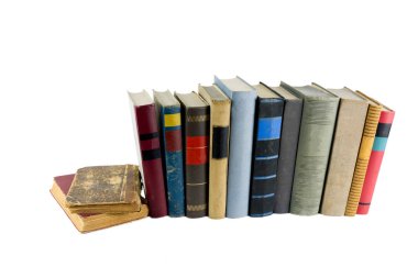 Birçok eski kitap üzerinde beyaz izole yığını
