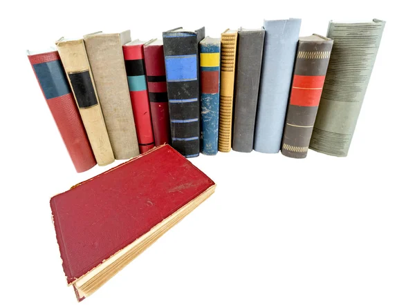 Birçok eski kitap üzerinde beyaz izole yığını