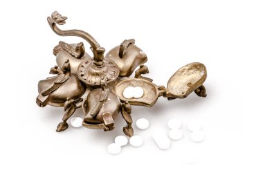 5 bireysel bölmeleri ile metalden yapılmış eski menteşeli hap kutusu