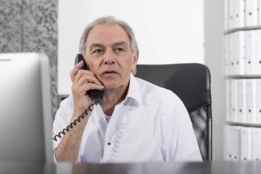 Komuta sizde telefon ederek ve bir dosyada kaydırma beyaz gömlek ile