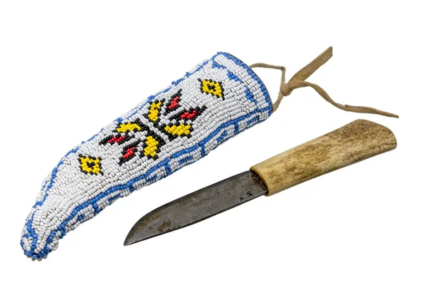 Indisk kniv med ben handtag i ett koger broderad med pärlor — Stockfoto