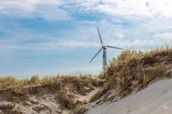 Deutsche Ostseeküste mit Windrad, Sanddünen und Gras — Stockfoto