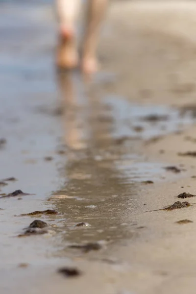 Femme se promène le long du littoral avec des zones floues — Photo