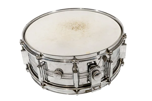 Eski gümüş Snare davul izole yere duruyor
