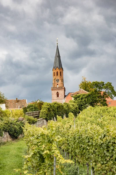 Evangelische Kirche edenkoben deutschland Rheinland-Pfalz bei bewölktem Himmel — Stockfoto