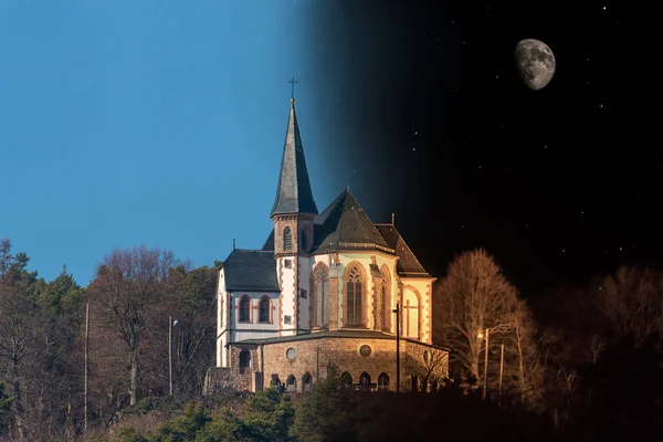 Capilla de Santa Ana en una montaña de día y de noche en Alemania con cielo azul y luna — Foto de Stock