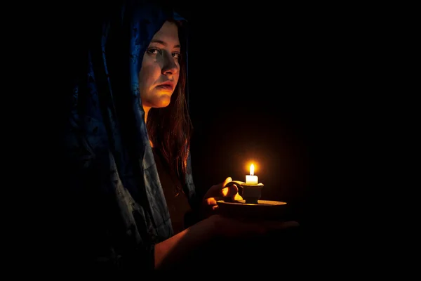 Tristă Femeie Tânără Lumânare Văl Albastru Fundal Negru — Fotografie, imagine de stoc