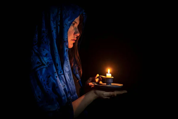 Mujer Joven Triste Con Vela Pañuelo Azul Sobre Fondo Negro —  Fotos de Stock