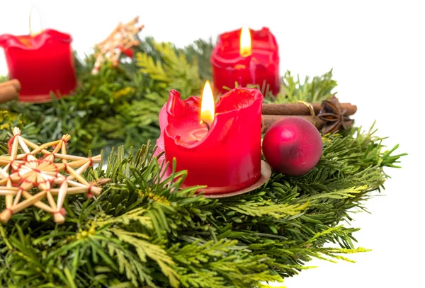 Grinalda de advento decorada feita de ramos de abeto com velas vermelhas em chamas — Fotografia de Stock