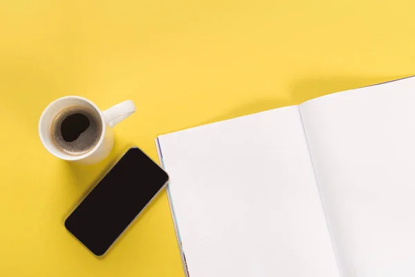 Telefoon Koffie Mock Tijdschrift Gele Achtergrond — Stockfoto