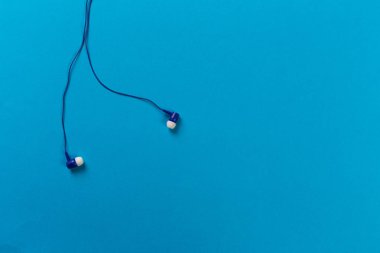 mavi arka plan üzerinde siyah kulaklık