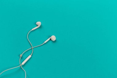 Renkli arka plan üzerinde beyaz kulaklık