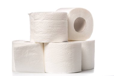 Tuvalet kağıdı rulosu beyaz arka planda izole edildi