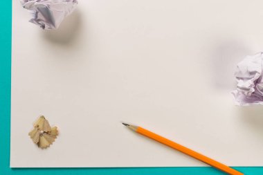 Kağıt kalem talaş renkli backgroung, Office Aracı, üzerinde beyaz kağıt yaprakları ile netlik ile haddelenmiş