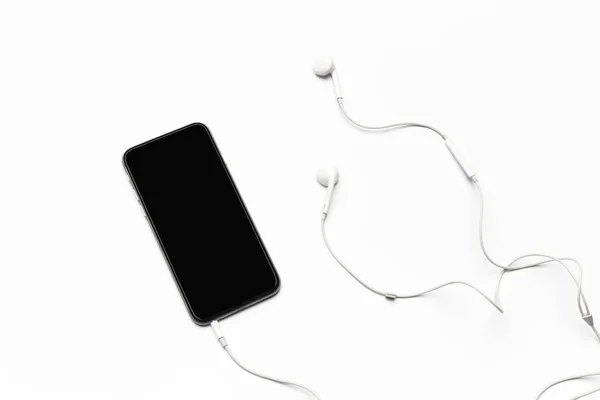 Мобильный Телефон Белыми Наушниками Изолирован Белом — стоковое фото