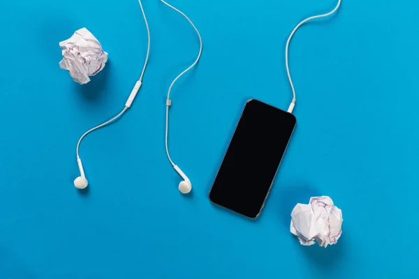 Teléfono Móvil Con Auriculares Blancos Fondo Color Con Papel Enrollado —  Fotos de Stock