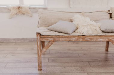 parlak oda, yumuşak yastık el yapımı ahşap kanepe