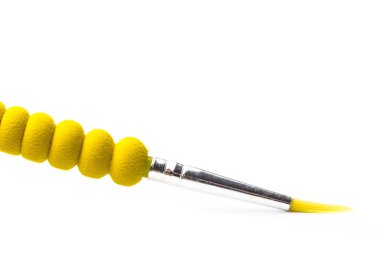 Beyaz arka plan üzerinde izole renkli boya fırça